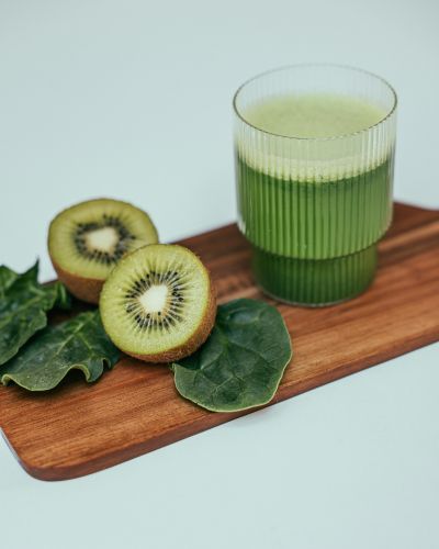 Verre de smoothie kiwi avec deux kiwi