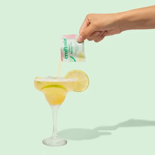Cocktail classique Margarita avec citron vert et un sachet de craftmix classic Margarita