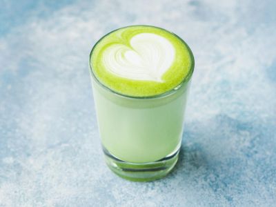 un verre de latte matcha