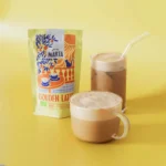 Sachet, tasse et verre de golden latte bio Pause & Mix – Préparation instantanée, goût naturel et crémeux