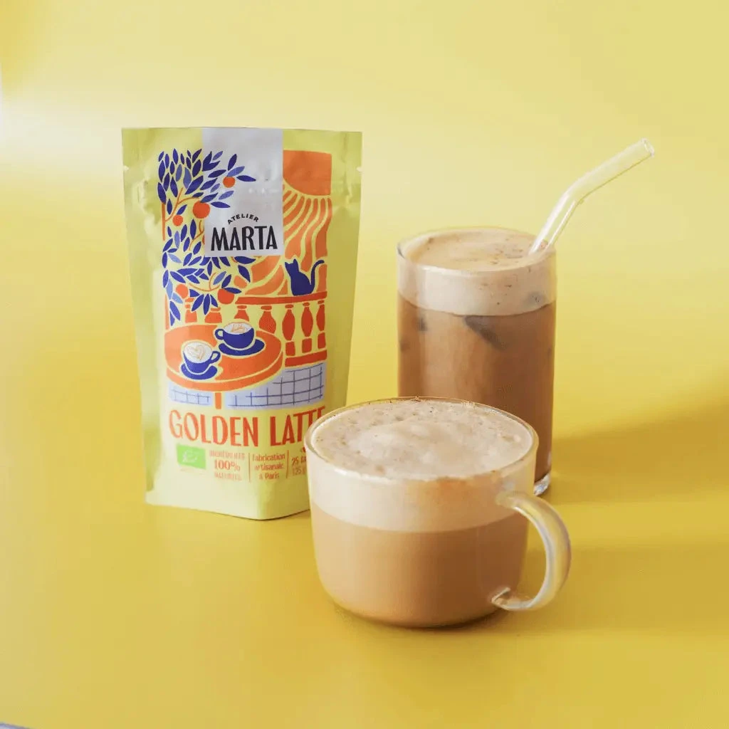 Sachet, tasse et verre de golden latte bio Pause & Mix – Préparation instantanée, goût naturel et crémeux