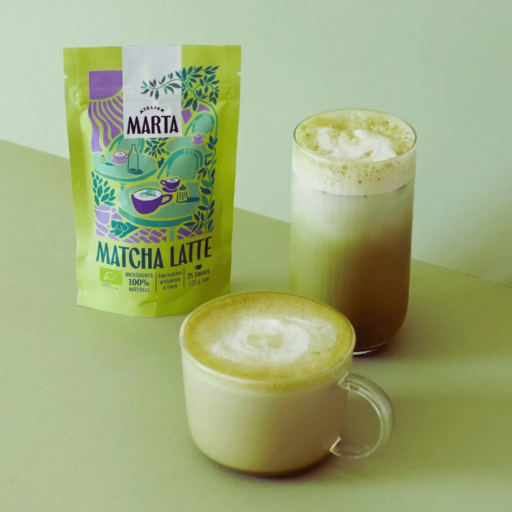 Sachet, tasse et verre de matcha latte bio Pause & Mix – Préparation instantanée, goût naturel et crémeux