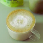 Matcha latte bio dans une tasse de café – Pause & Mix, boisson healthy prête à mélanger