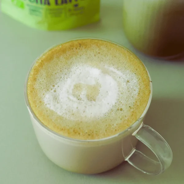 Matcha latte bio dans une tasse de café – Pause & Mix, boisson healthy prête à mélanger