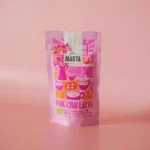 Atelier marta propose un pink chai latte de 125g pour un total de 25 tasse d'un latte savoureux avec une couleur rose.