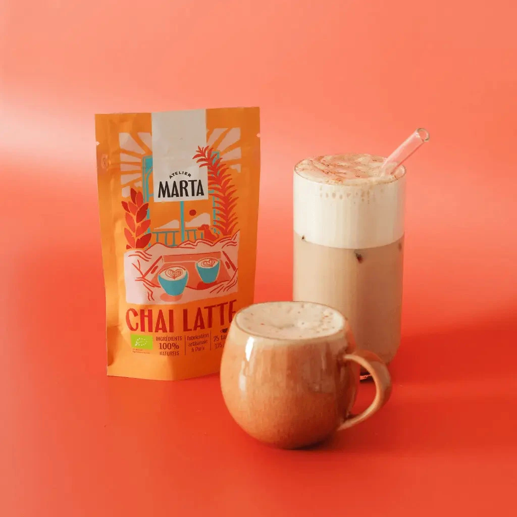 Collection de chai latte avec exemple de preparation dans une tasse et un verre – Sachet avec poudre à diluer, boissons saines et gourmandes