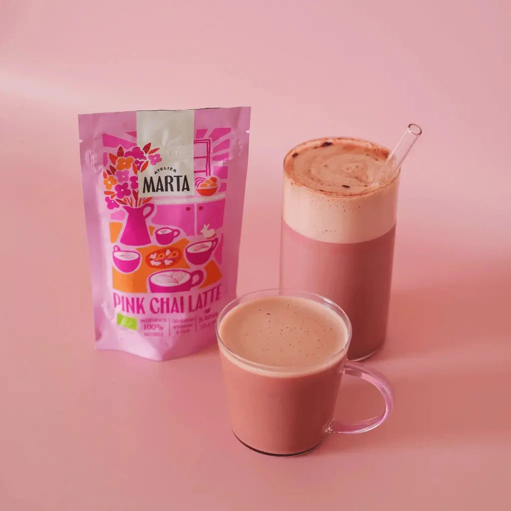 Collection de pink chai latte avec exemple de preparation dans une tasse et un verre – Sachet avec poudre à diluer, boissons saines et gourmandes