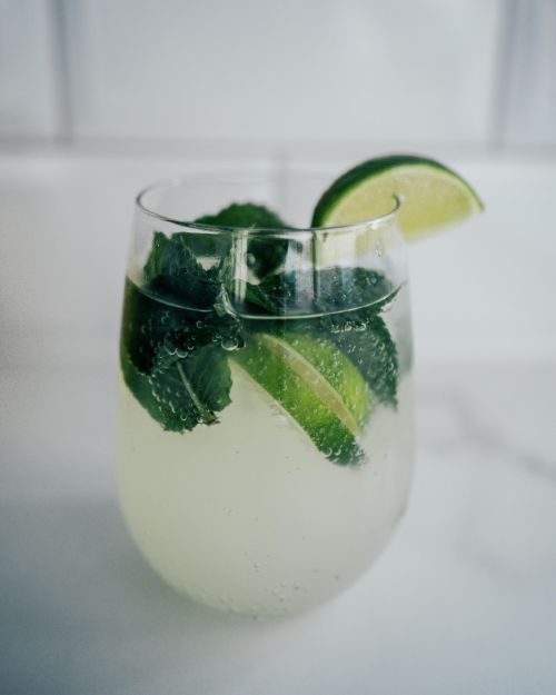 Mojito avec des feuilles de menthe et tranche de citron.
