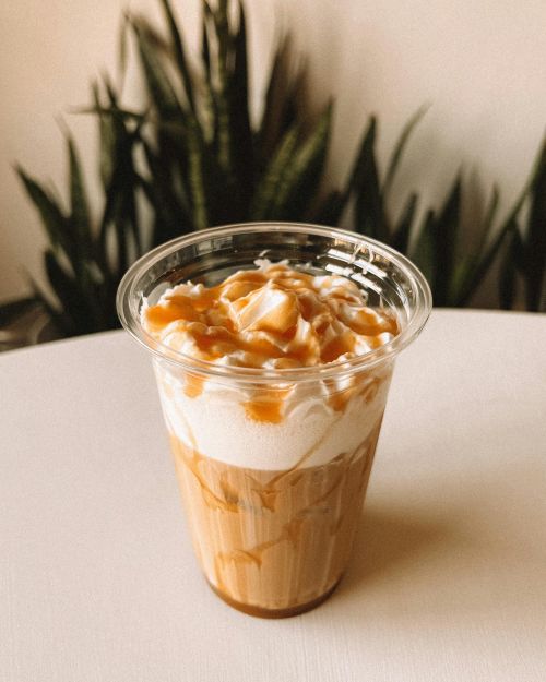 Verre de chai latte glacé aux caramel