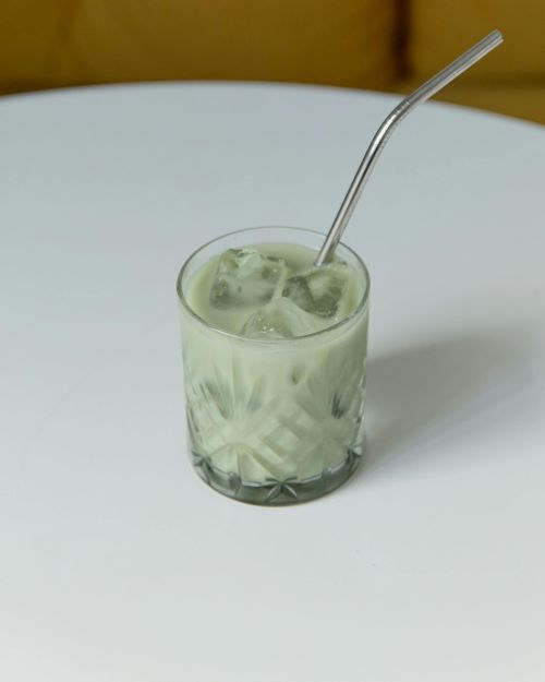 Latte matcha vert en poudre avec glaçons